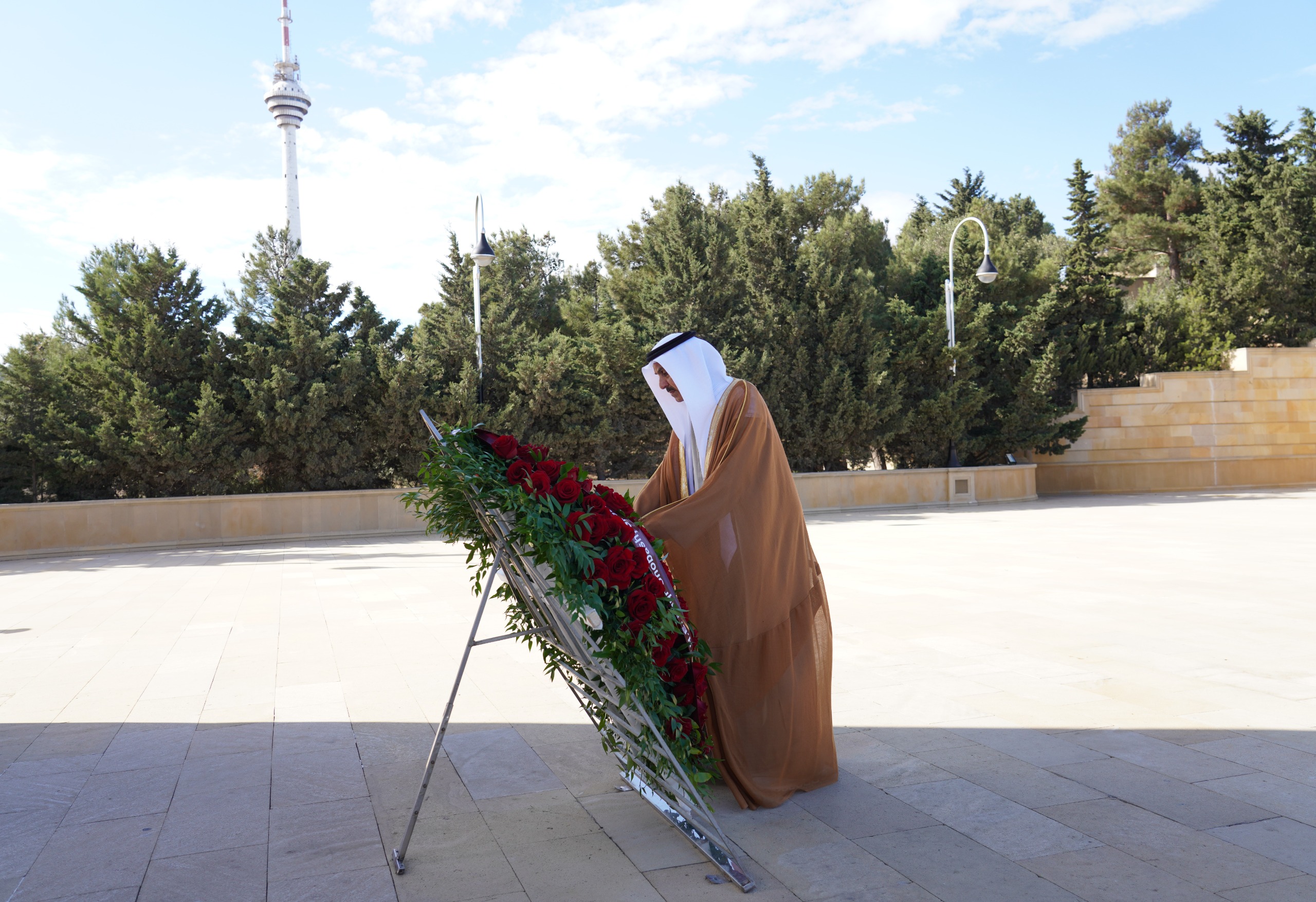 Birləşmiş Ərəb Əmirlikləri Federal Milli Şurasının sədri  Fəxri xiyabanı və Şəhidlər xiyabanını ziyarət edib