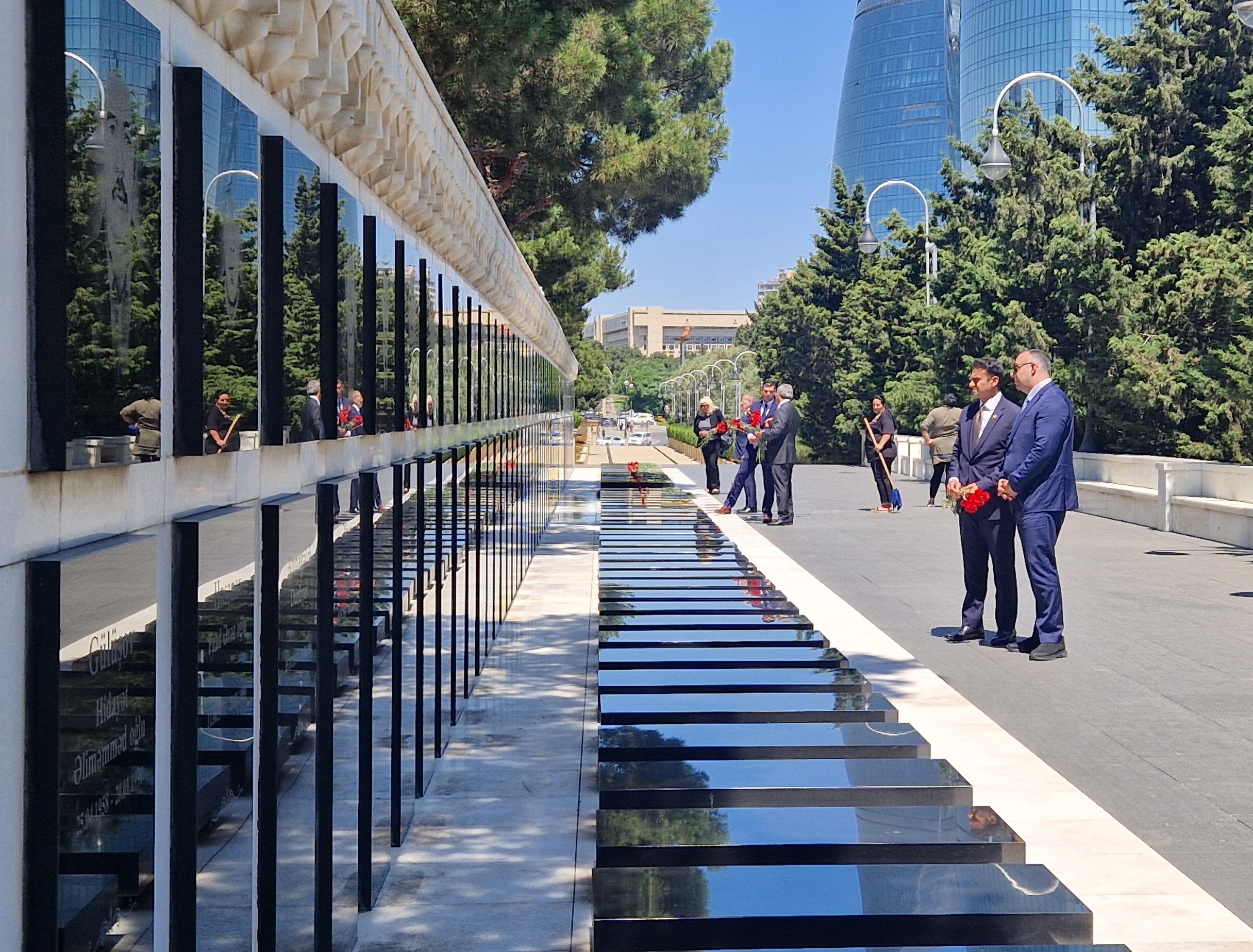 ABŞ Konqresinin nümayəndə heyəti Şəhidlər xiyabanını ziyarət edib ABŞ Konqresinin nümayəndə heyəti Şəhidlər xiyabanını ziyarət edib