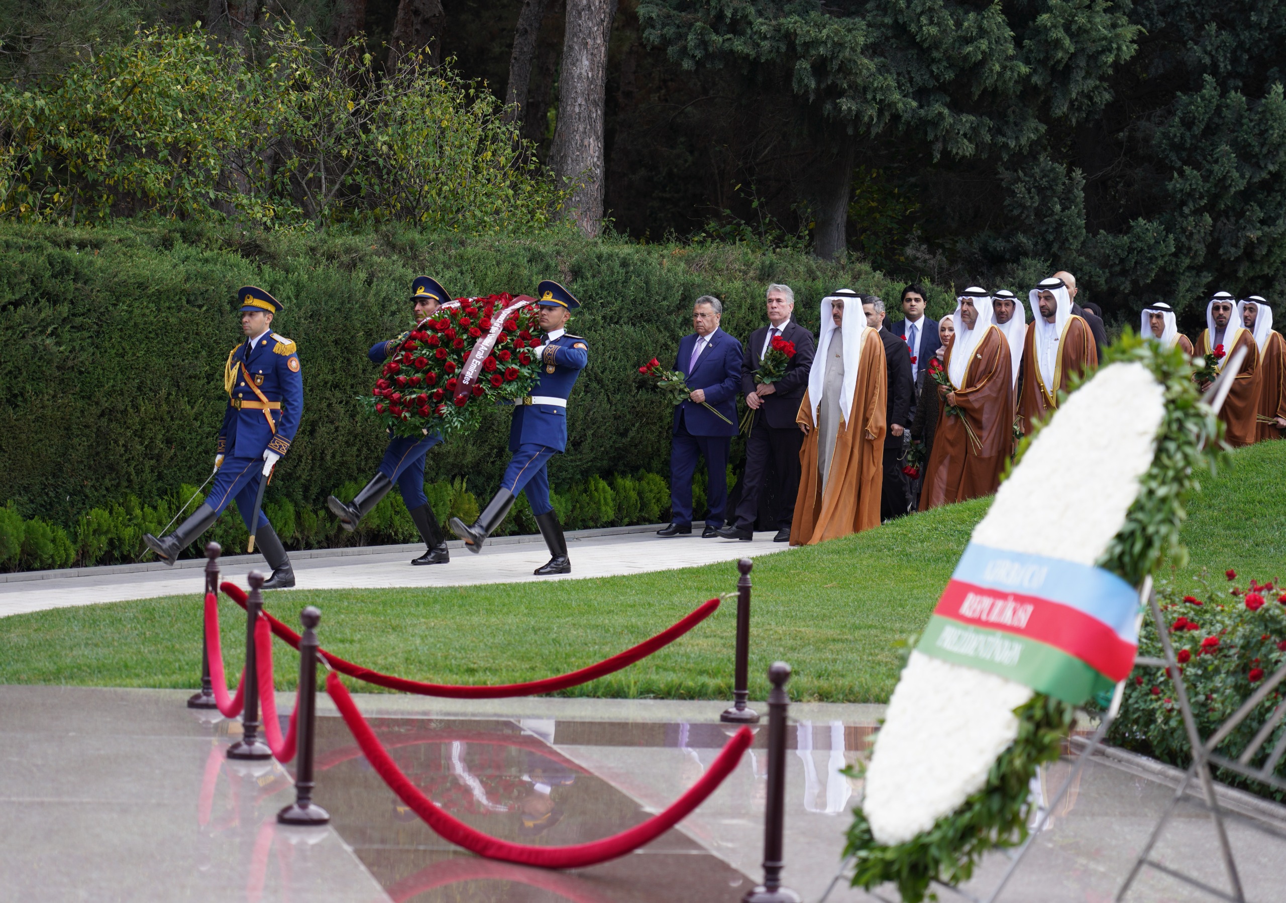 Birləşmiş Ərəb Əmirlikləri Federal Milli Şurasının sədri  Fəxri xiyabanı və Şəhidlər xiyabanını ziyarət edib