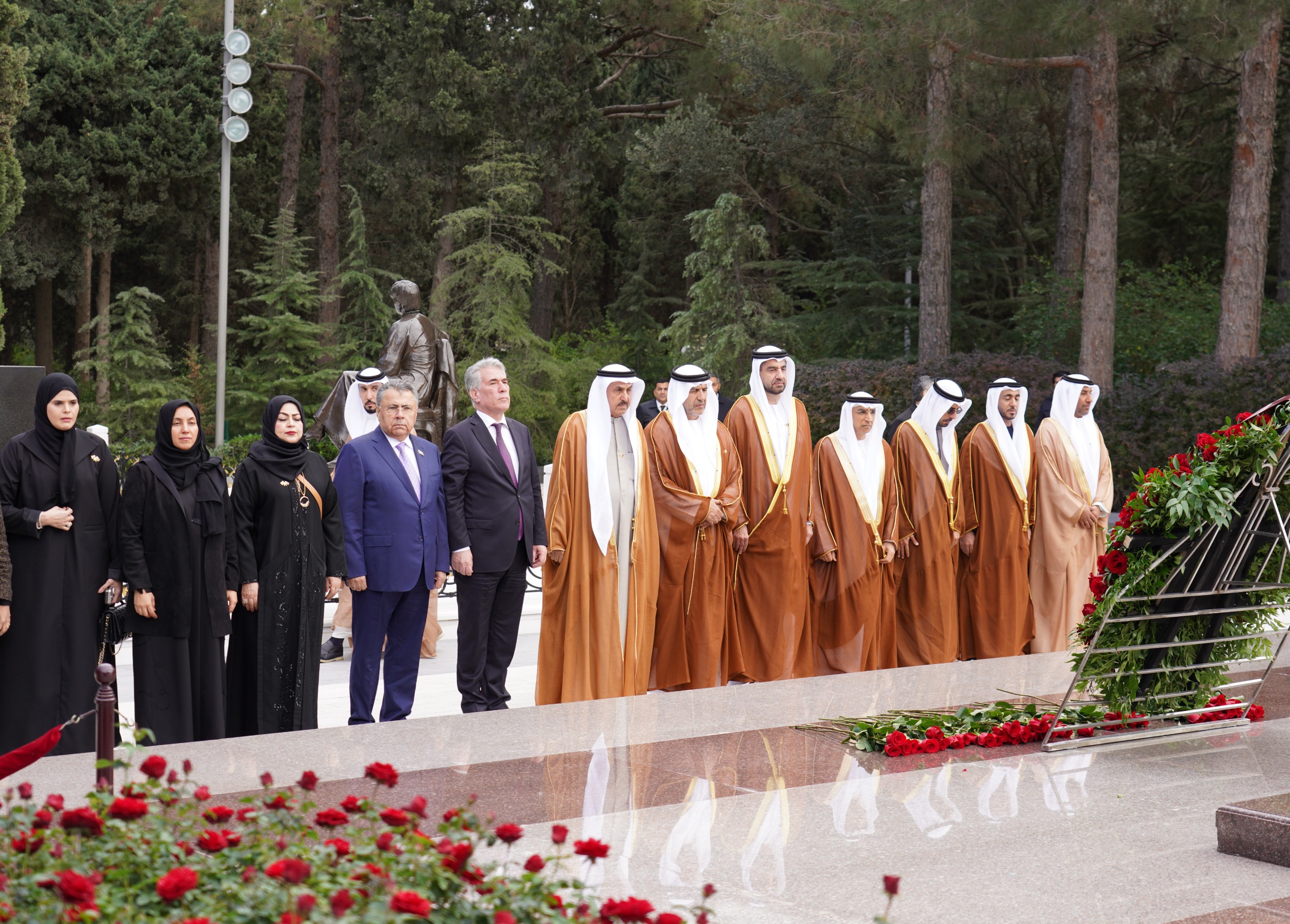 Birləşmiş Ərəb Əmirlikləri Federal Milli Şurasının sədri  Fəxri xiyabanı və Şəhidlər xiyabanını ziyarət edib