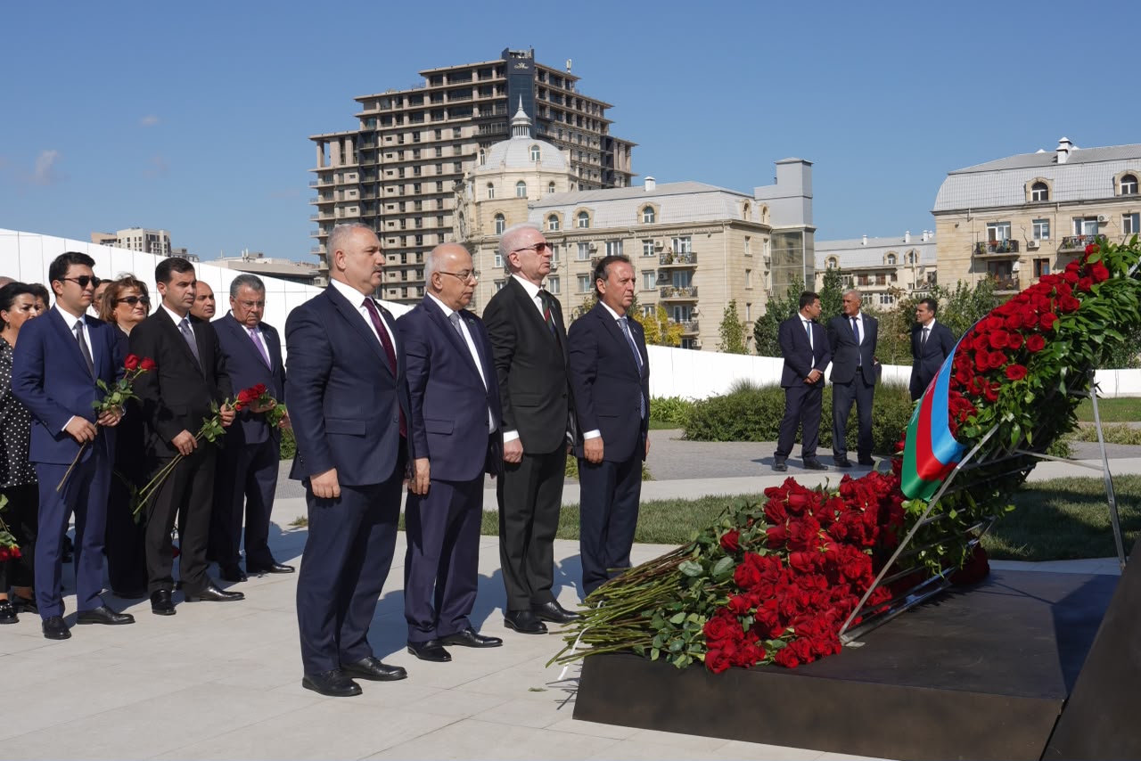 Milli Məclisin kollektivi Zəfər parkını ziyarət edib Milli Məclisin kollektivi Zəfər parkını ziyarət edib