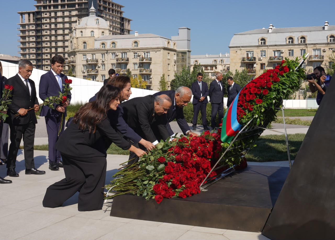 Milli Məclisin kollektivi Zəfər parkını ziyarət edib Milli Məclisin kollektivi Zəfər parkını ziyarət edib