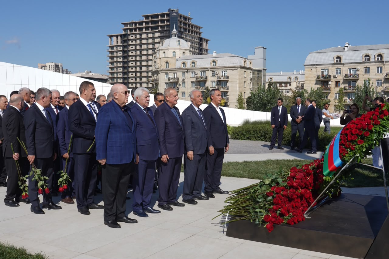 Milli Məclisin kollektivi Zəfər parkını ziyarət edib Milli Məclisin kollektivi Zəfər parkını ziyarət edib