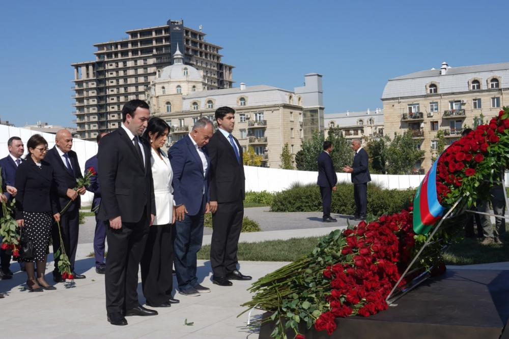 Milli Məclisin kollektivi Zəfər parkını ziyarət edib Milli Məclisin kollektivi Zəfər parkını ziyarət edib
